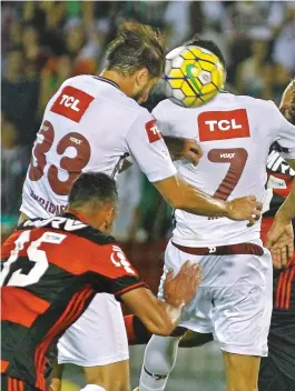  ??  ?? Impedido, Henrique sobe e cabeceia para o gol. Polêmica chega ao fim