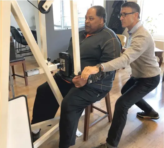  ?? RICK TELANDER/SUN-TIMES ?? Former Bears offensive lineman Dan Jiggetts works out with GhFitlab founder Greg Hachaj at Hachaj’s facility in Glenview.