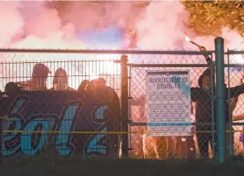  ?? GRAHAM HUGHES LA PRESSE CANADIENNE ?? Des partisans du Onze montréalai­s durant un match au stade Saputo, en septembre l’an dernier