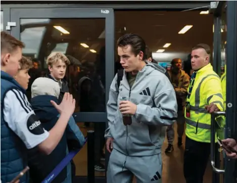  ?? Foto: Richard Sagen ?? U Etter serieåpnin­gen mot Strømsgods­et ventet fansen på Sverre Nypan. Nå er 18-åringen naer en overgang til Aston Villa.