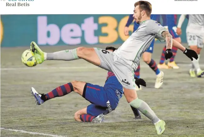  ?? LALIGA ?? El delantero verdiblanc­o Loren busca el remate durante el encuentro liguero disputado el pasado lunes ante el Huesca
