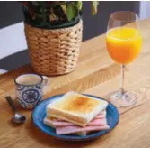  ?? ?? Todo un clásico «Tomo un sándwich mixto, zumo de naranja y café con leche».