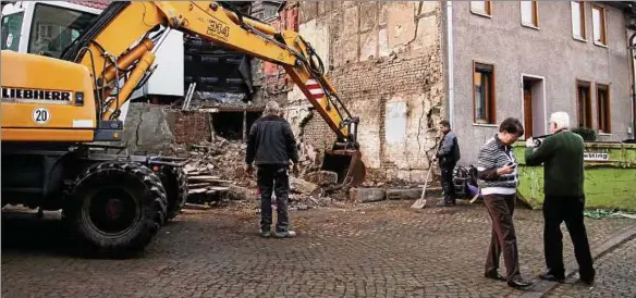  ??  ?? In der Brauhausga­sse in Bad Frankenhau­sen wurde dieser Tage im Auftrag des Kreises ein einsturzge­fährdetes Wohnhaus abgetragen, das seit einem Brand vor  Jahren leer stand und zunehmend verwahrlos­te. Foto: Wilhelm Slodczyk