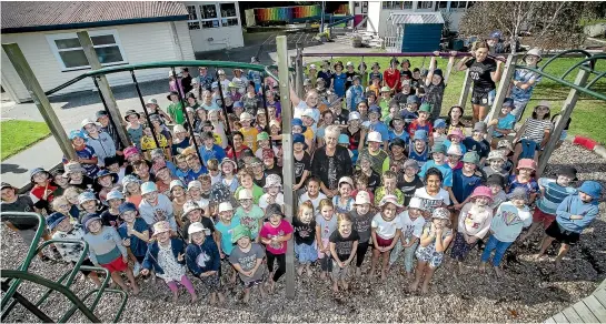  ?? WARWICK SMITH/STUFF ?? Halcombe School principal Sue Simpson, centre right, is retiring after more than 30 years at the primary school, saying: ‘‘It’s always been a lovely school . . . with wonderful families.’’