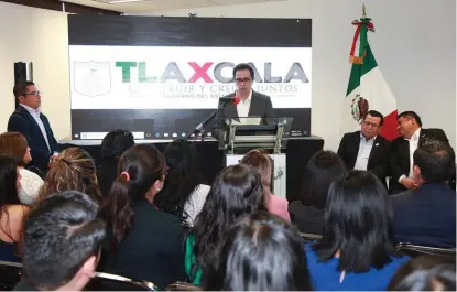  ?? ESPECIAL ?? Manuel Camacho Higareda encabezó la entrega de plazas en Tlaxcala.