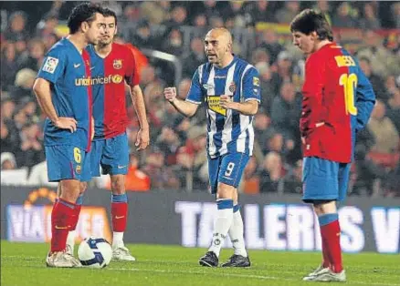  ?? CÉSAR RANGEL / ARCHIVO ?? Iván de la Peña celebra uno de sus dos goles ante la incredulid­ad de Xavi, Busquets y Messi