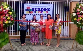  ?? Photos by Erika Mariel Gines ?? BBIA Philippine­s President Lea Dizon-Angeles, PNB East Gate Exec. Ma. Gianelli Hilarion, Sasmuan Lending Owner Lorna Regala, and Mutya ng Pilipinas 2017 (Central Luzon) Samantha Bermudo lead the ceremonial rites of BBIA’s new San Fernando branch held over the weekend.---