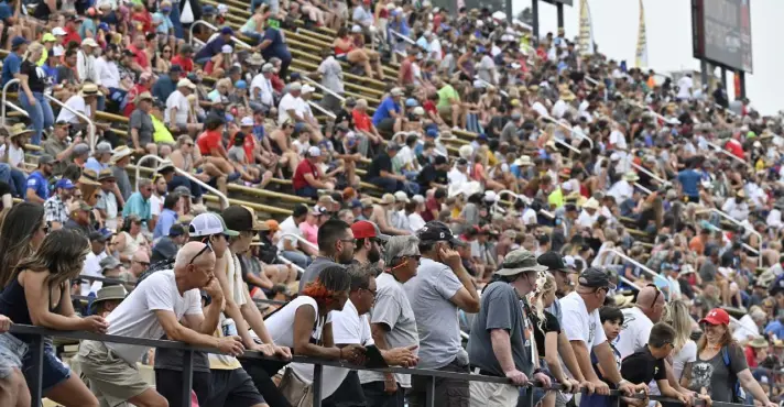  ?? Photos by Andy Cross, The Denver Post ?? There was a large crowd on hand for the opening night of Mile-high Nationals at Bandimere Speedway on Friday.