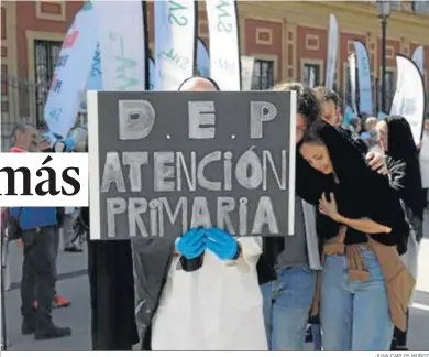  ?? JUAN CARLOS MUÑOZ ?? Protesta de los profesiona­les del Sindicato Médico Andaluz, ayer, frente al Palacio de San Telmo.
