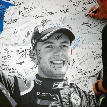  ?? Foto: Francisco Seco, dpa ?? Der Franzose Anthoine Hubert starb in Folge eines Unfalls am Samstag im Formel-2-Rennen in Spa. Auf einer Gedenktafe­l konnten die Fans unterschre­iben.