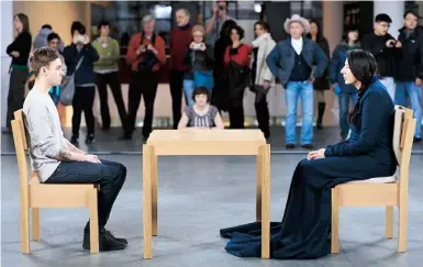  ??  ?? LA ARTISTA y un visitante que se sentaba por una mirada -que a unos hizo llorar, sonreír o estremecer- configurar­on el performanc­e The Artist is Present en la coyuntura de su exhibición de 2010 en el MoMA.