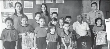  ??  ?? Josh with children of SJK Chung Hua Bangkong in Lachau.