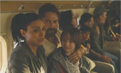  ?? PHOTOS: STX FILMS ?? The family played by Morena Baccarin, left, Gerard Butler and Roger Dale Floyd has plenty to worry about in the disaster movie Greenland.