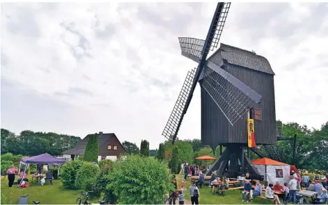  ??  ?? Rund um die Tönisberge­r Mühle herrschte am Montag ein munteres Treiben.