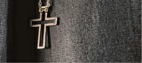  ?? Symbolfoto: imago ?? Das Symbol des Christentu­ms: Ein afghanisch­er Christ ist in Berlin attackiert worden, weil er ein Kreuz trug.