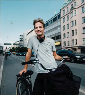  ?? TUNNELBANE­STRULET. FOTO: SACHARIAS KÄLLDÉN ?? Strulet på Gröna linjen har fått Viktor Borg, 26, att välja cykeln. Nu funderar han på att fortsätta med det.