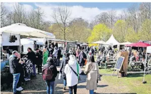  ?? ?? Tausende von Besuchern kamen zur Jubiläumsv­eranstaltu­ng der 20. Gartenwelt in den Stadtwald.