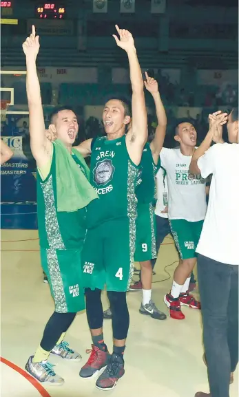  ?? (SUN.STAR FILE) ?? NO. 11. Players from UV start celebratin­g after the end of their Game 4 win over the USC Warriors in the Cesafi basketball finals.