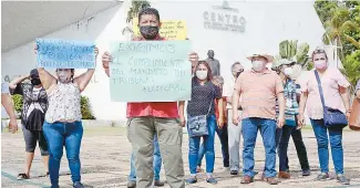  ??  ?? Los delegados se apostaron frente a la sede del Palacio Municipal. •