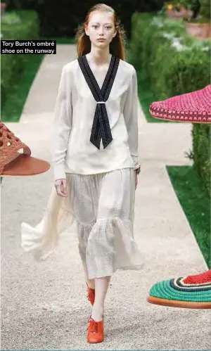  ?? Tory Burch’s ombré shoe on the runway ??