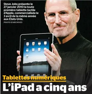  ??  ?? Steve Jobs présente le 27 janvier 2010 la toute première tablette tactile d’Apple, commercial­isée le 3 avril de la même année aux États-Unis.