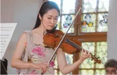  ??  ?? Violinisti­n Mariko Umae ließ „Die Vier Jahreszeit­en“von Vivaldi zu einem Erlebnis für die Zuhörer werden.