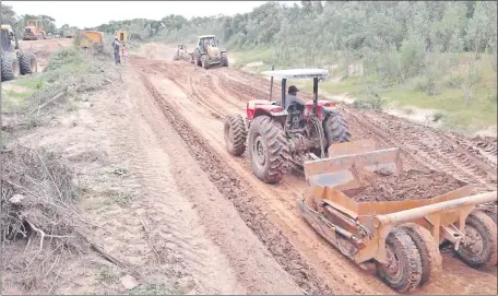  ??  ?? Maquinaria del Consorcio Río Pilcomayo trabaja sin pausas en sector de La Chaqueña. Las tareas están en cronograma.