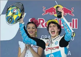  ?? FOTO: AP ?? Lorenzo Baldassarr­i El espigado piloto italiano celebra en el podio de Jerez su victoria