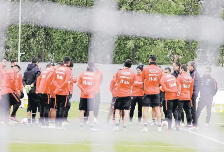  ?? FOTO: AGENCIAUNO ?? ►► Juan Antonio Pizzi da una charla previo al inicio de la práctica en San Petersburg­o.