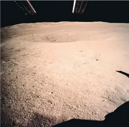  ?? HANDOUT / AFP ?? El mayor cráter del sistema solar. La nave china Chang’e 4 se situó en la superficie de la cara oculta de la Luna, algo que no había logrado ninguna agencia espacial.
