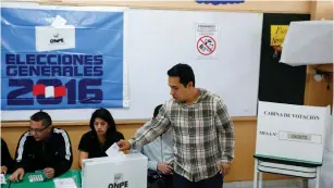  ?? (Mariana Bazo/Reuters) ?? A MAN CASTS his ballot in Peru’s presidenti­al election at a voting station in Lima yesterday.