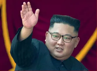  ??  ?? Il saluto Il leader nordcorean­o Kim Jong Un, 34 anni, durante la parata per il 70esimo anniversar­io della Nord Corea