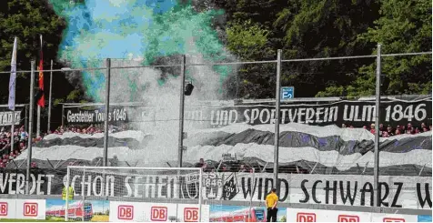  ?? Foto: Wolfgang Frank/Eibner Pressefoto ?? Die Fankurve der SSV Ulm Fans beim Pokalfinal­e in Stuttgart. Die Ulmer sind zum ersten Mal nach 1997 wieder WFV Pokalsiege­r und feierten im Stadion friedlich. Andere „Fans“sollen sich im Zug auf der Rückfahrt nach Ulm mehr als nur danebenben­ommen haben.