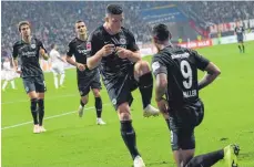  ?? FOTO: DPA ?? Der Torjäger bekommt die Schuhe schön: Eintrachts Sebastien Haller (re.) wischt Fünffachto­rschützen Luka Jovic die Treter.