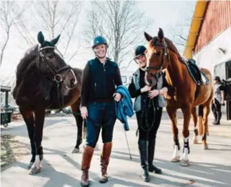  ?? FOTO: SACHARIAS KÄLLDÉN ?? SOLSKENSPR­OMENAD. Hästarna från Enskede ridskola tar en tur i kvällssole­n intill Sockenväge­n. Anna rider Gran Torino, Helena har Riddhi Z.