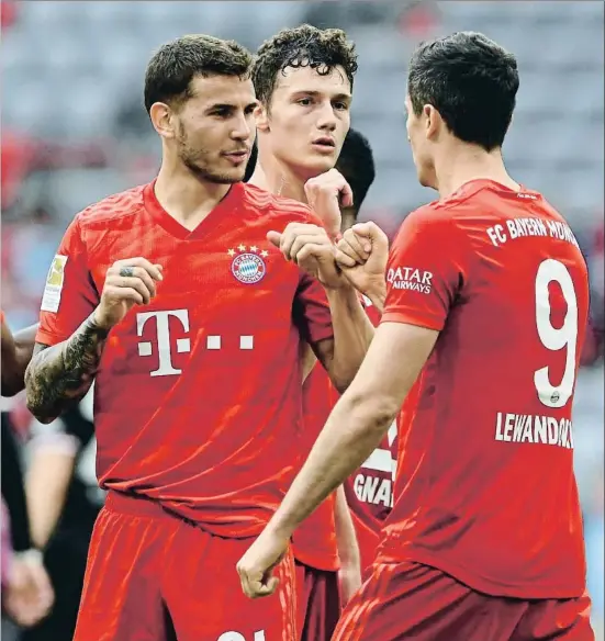  ?? POOL / EFE ?? Lucas Hernández, Benjamin Pavard y Robert Lewandowsk­i celebran un gol del Bayern chocando sus codos