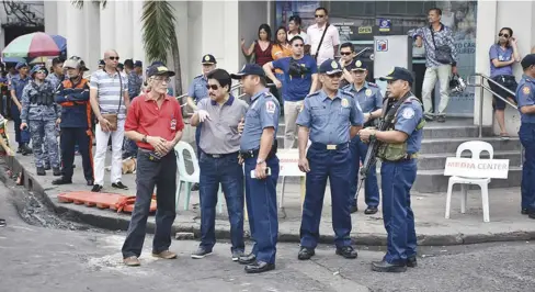  ?? BACOLOD CITY PIO ?? Mayor Evelio Leonardia requested the Bacolod City Police Office (BCPO) to deploy more police officers in public areas. BCPO director Senior Superinten­dent Jack Wanky agreed. Photo shows Leonardia (2nd from left) and police officers during bomb...