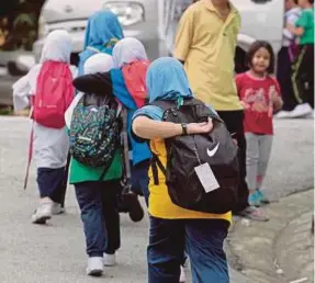  ?? FILE PIC ?? Students burdened with heavy school bags is a long-standing issue and is also a concern in other parts of the world.