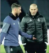  ??  ?? Real Madrid chief coach Zinedine Zidane, right.