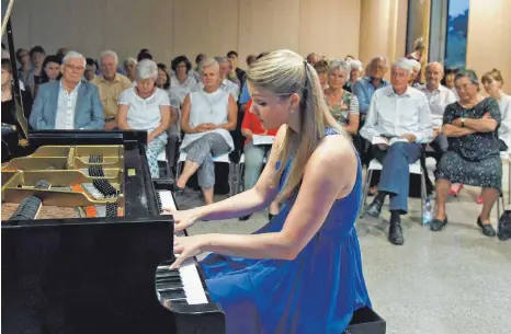  ?? FOTO: SUSI DONNER ?? Hochkonzen­triert und ausdruckss­tark spielt die Pianistin Julia Rinderle Mozart und Schubert für ihre Zuhörer im Wasserburg­er Bürgerbege­gnungshaus.