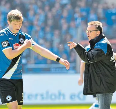  ?? Foto: imago images ?? Norbert Meier und Fabian Klos stiegen 2015 mit Arminia gemeinsam wieder auf.