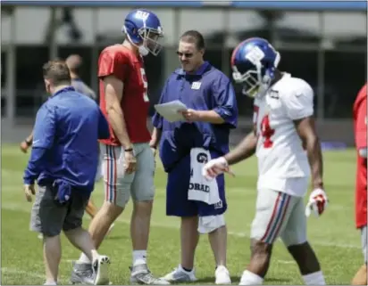  ?? THE ASSOCIATED PRESS ?? Giants head coach Ben McAdoo, center right, talks to quarterbac­k Davis Webb during training camp in East Rutherford.