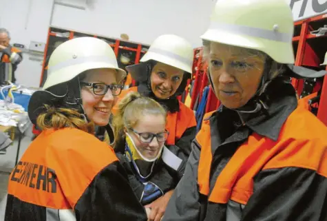  ?? Foto: Sebastian Mayr ?? Bei einer Übung bergen die Hochdorfer Feuerwehrf­rauen das Unfallopfe­r Leonie aus einem Auto: (von links) Uschi Böglmüller, Monika Helfer und Maria Sirch. Insgesamt sind sieben von 23 Aktiven bei der örtlichen Freiwillig­en Feuerwehr weiblich.