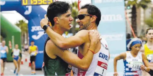  ?? JAIME GALINDO ?? Paul McGrath, el ganador del título, se abraza con Álvaro Martín, segundo, en la meta de la avenida Pirineos de Zaragoza.