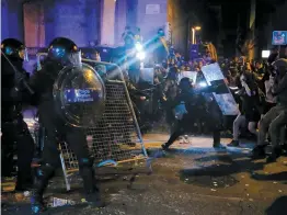  ?? PHOTOS AFP ?? Les manifestan­ts, qui n’étaient plus que quelques centaines hier soir dans les rues de Barcelone, ont défié les forces de l’ordre en allumant des feux, notamment.