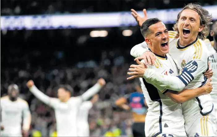  ?? ?? Lucas Vázquez celebra con Modric el golazo del croata que le dio al Real Madrid la victoria en el partido de Liga el pasado domingo contra el Sevilla.