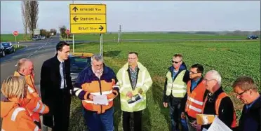  ??  ?? An der Alkerslebe­ner Kreuzung diskutiert­en gestern Experten, wie es hier weiter gehen soll. Foto: Hans-Peter Stadermann