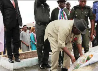  ??  ?? Dickson during the laying of wreath on Boro's grave in Yenagoa