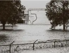  ?? Godofredo A. Vasquez / Staff file photo ?? The Arkema chemical plant emitted toxic fumes after flooding during Hurricane Harvey. A climate report suggests similar risks are likely at many plants in future flooding events.