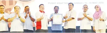  ??  ?? Mohd Alex Edward, Deputy Manager, The Malaysia Book of Records (MBOR) presenting the certificat­e to Director of Yayasan Sabah, Datuk Sapawi Bin Haji Ahmad.